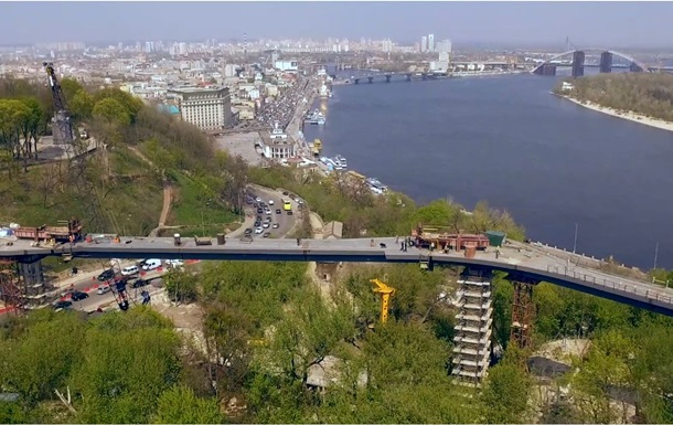Кличко показал видео сооружения пешеходного моста