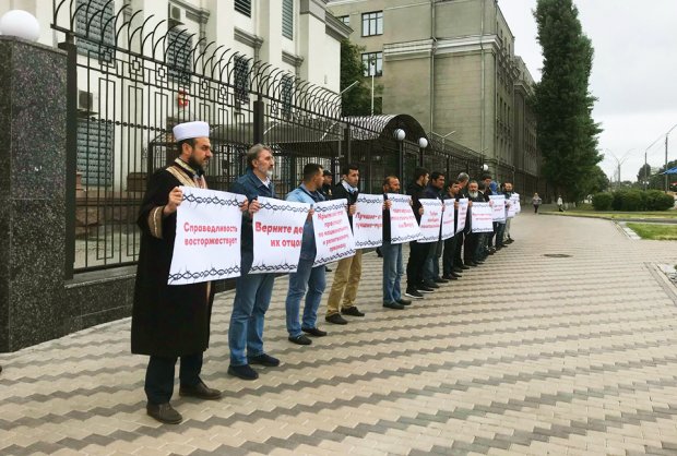 Кримські татари влаштували протест під посольством Росії в Києві: фото