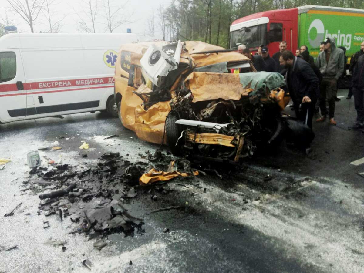 Крупное ДТП под Киевом: на Варшавской трассе столкнулись три автомобиля, есть пострадавшие (фото)