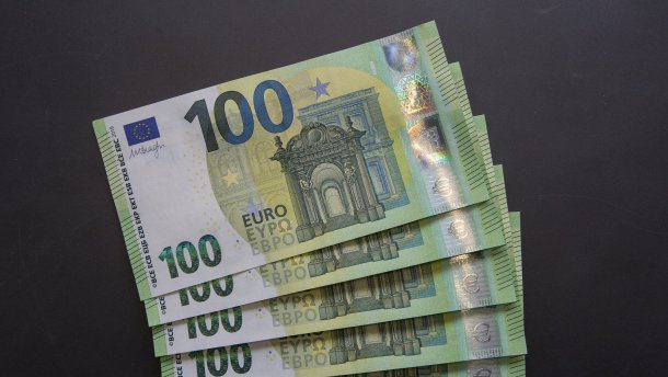 Курс валют на 2 мая: доллар и евро заметно упали в цене