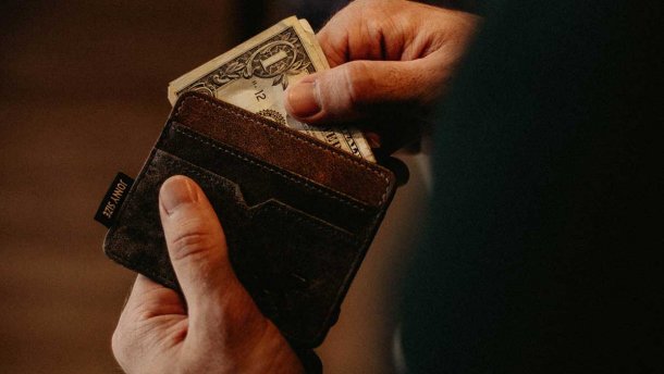 Курс валют на 4 липня: долар та євро невпинно падають