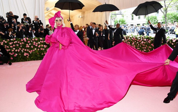 Леди Гага эпатировала нарядами гостей Met Gala