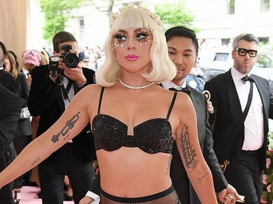 Леди Гага устроила стриптиз на балу Met Gala в Нью-Йорке: невероятные фото
