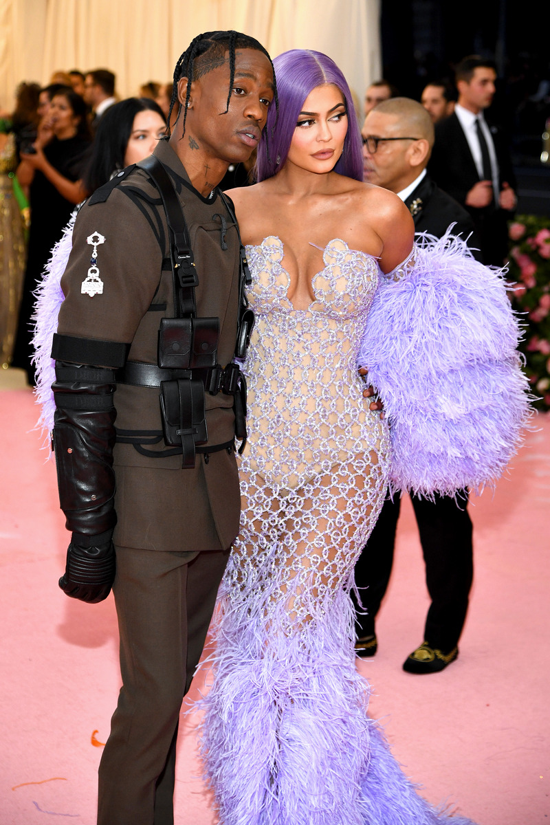 Леди Гага устроила стриптиз на балу Met Gala в Нью-Йорке: невероятные фото