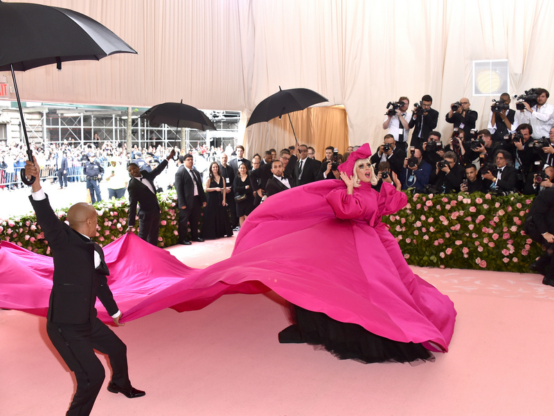 Леди Гага устроила стриптиз на балу Met Gala в Нью-Йорке: невероятные фото