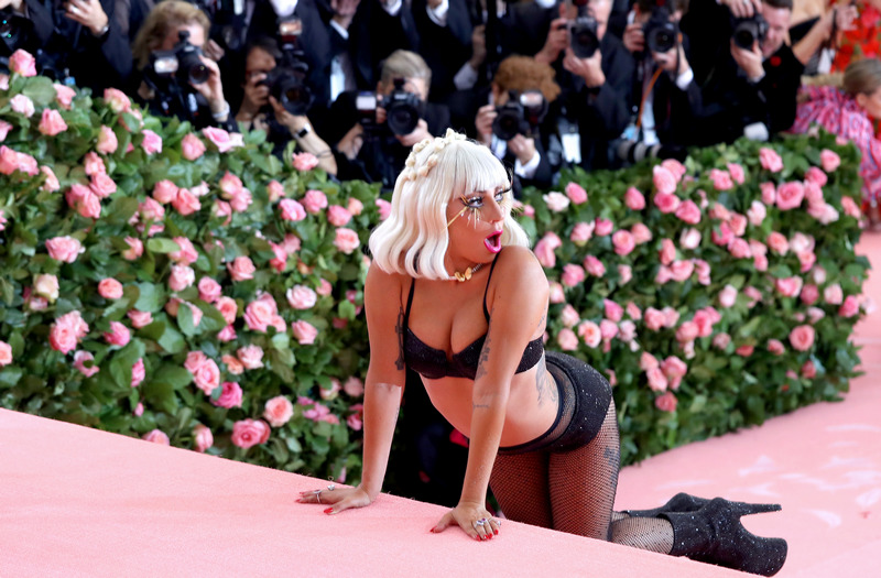 Леди Гага устроила стриптиз на балу Met Gala в Нью-Йорке: невероятные фото