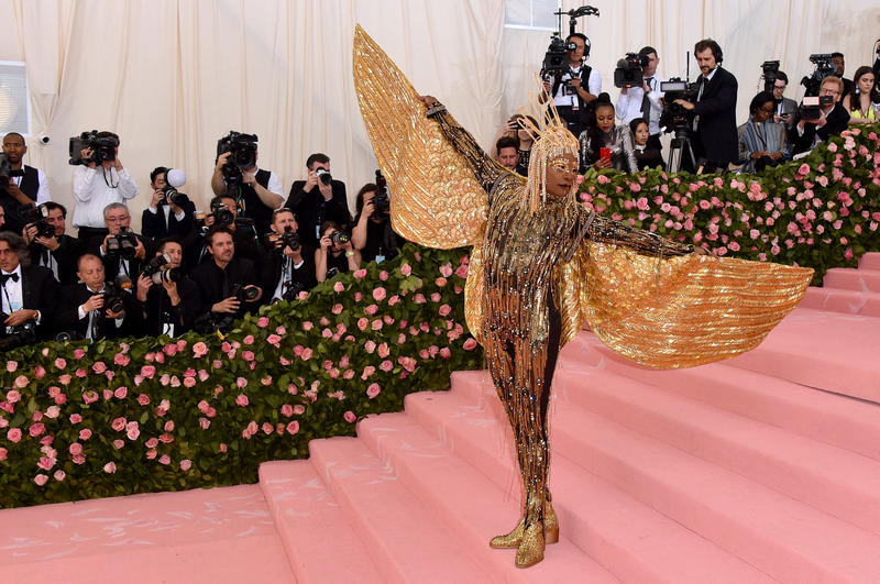 Леди Гага устроила стриптиз на балу Met Gala в Нью-Йорке: невероятные фото