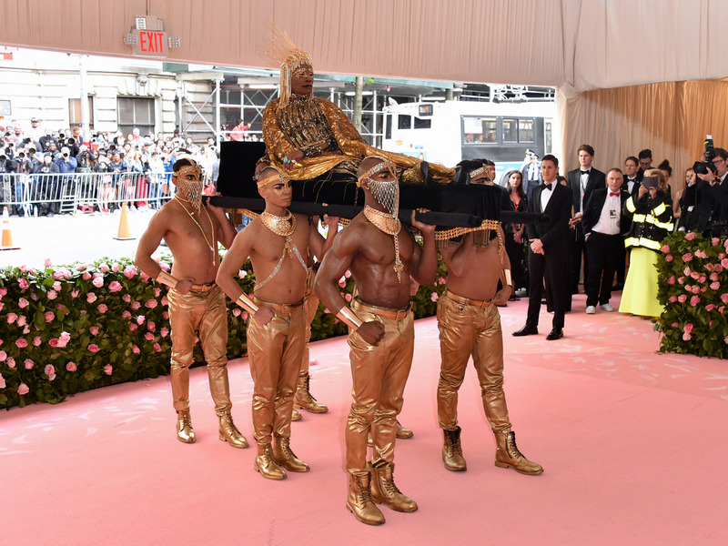 Леди Гага устроила стриптиз на балу Met Gala в Нью-Йорке: невероятные фото