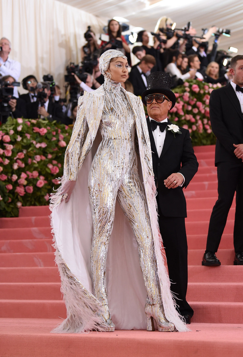 Леди Гага устроила стриптиз на балу Met Gala в Нью-Йорке: невероятные фото