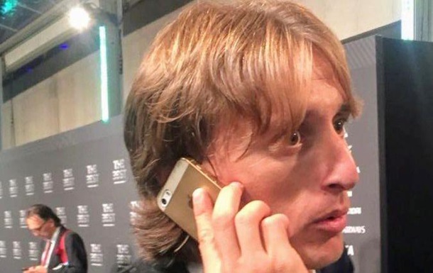 Лучший в мире футболист удивил фанатов старым телефоном