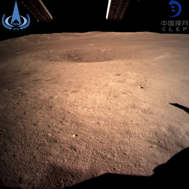 Луну впервые сфотографировали с обратной стороны