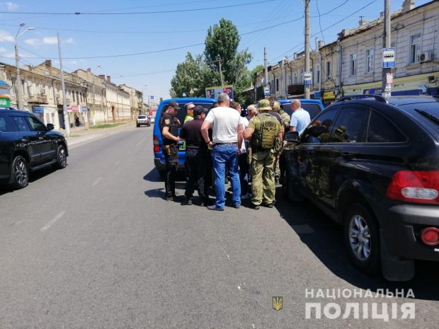 Мільйон доларів і гелікоптер: в Одесі невідомий захопив у заручники двох жінок