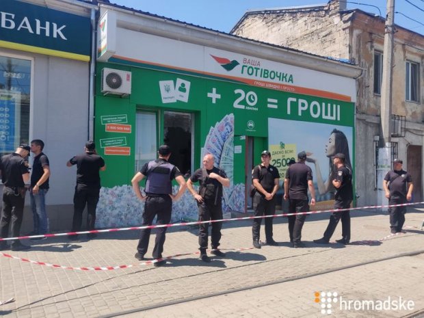 Мільйон доларів і гелікоптер: в Одесі невідомий захопив у заручники двох жінок
