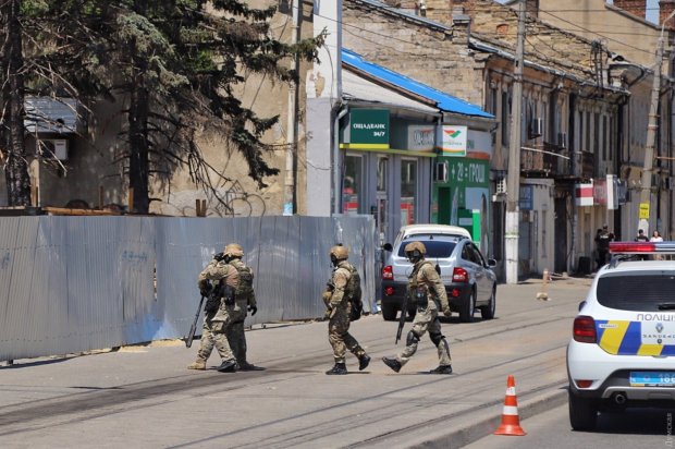 Мільйон доларів і гелікоптер: в Одесі невідомий захопив у заручники двох жінок