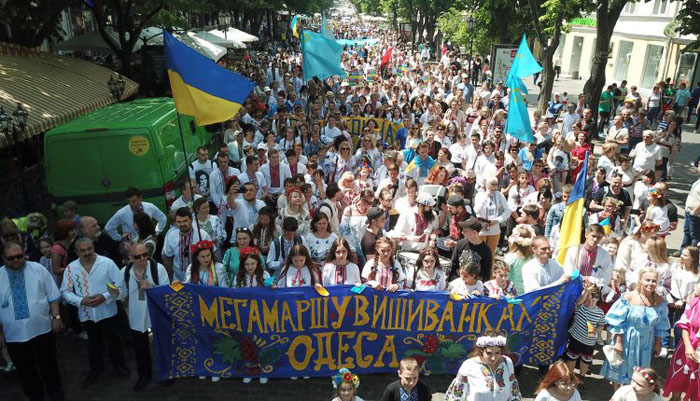 Мегамарш в вышиванках в Одессе: участники прошли по городу с желтыми и синими корабликами