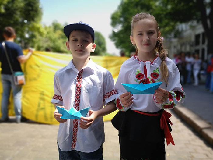 Мегамарш в вышиванках в Одессе: участники прошли по городу с желтыми и синими корабликами