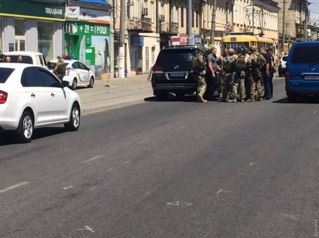 Миллион долларов и вертолет: в Одессе неизвестный захватил в заложники двух женщин