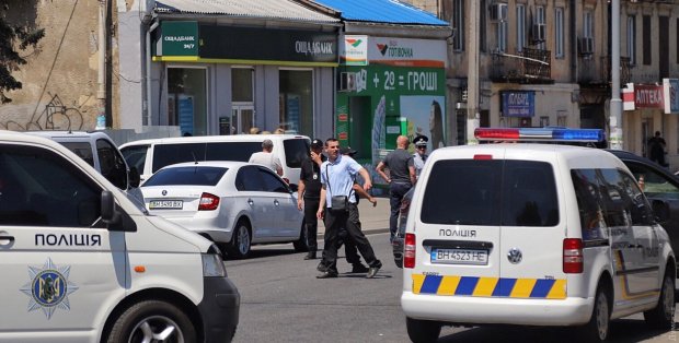 Миллион долларов и вертолет: в Одессе неизвестный захватил в заложники двух женщин