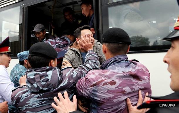Митинги в Казахстане: Задержанных уже около 500
