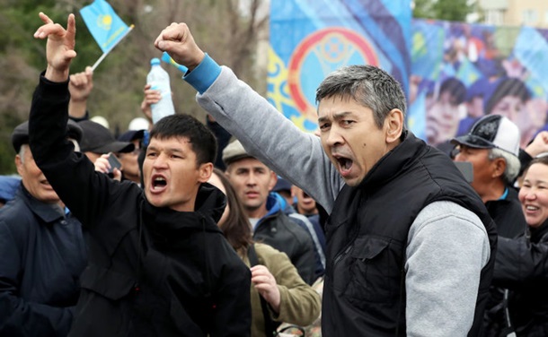 Митинги в Казахстане: Задержанных уже около 500
