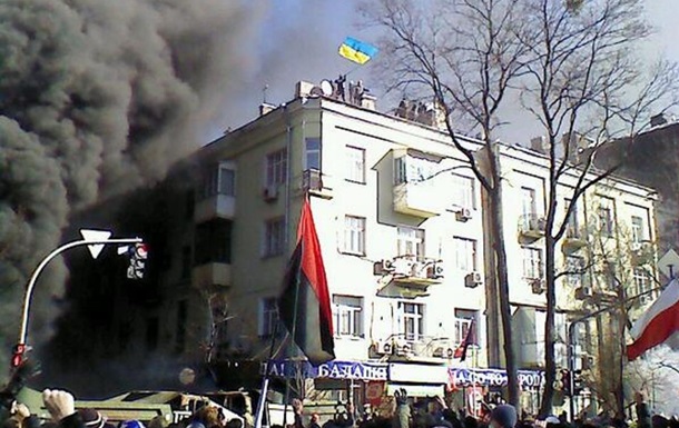 Митингующие забрались на крышу, с которой Беркут забрасывал людей гранатами