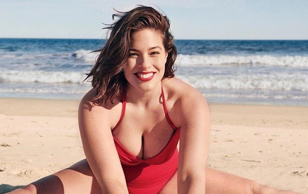 Модель plus size показала формы в мини-бикини