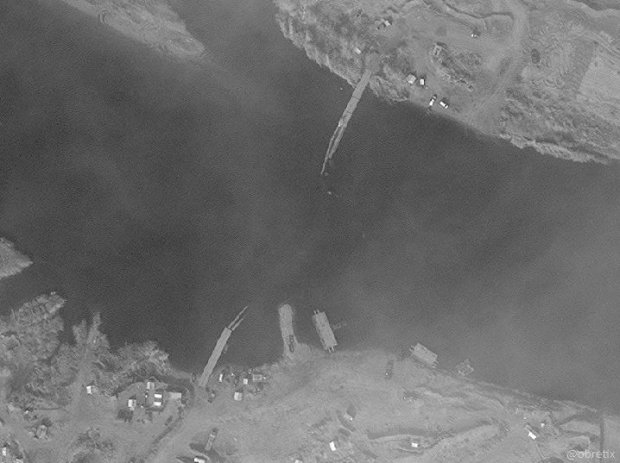Мост российских военных ушел под воду: красноречивые фото из космоса