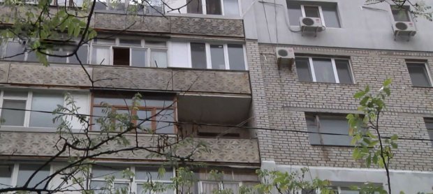 Мужчина выбросил с седьмого этажа родную мать: детали