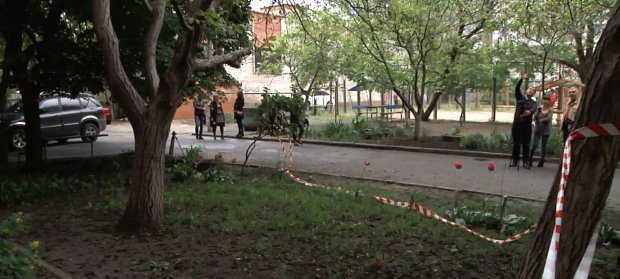 Мужчина выбросил с седьмого этажа родную мать: детали