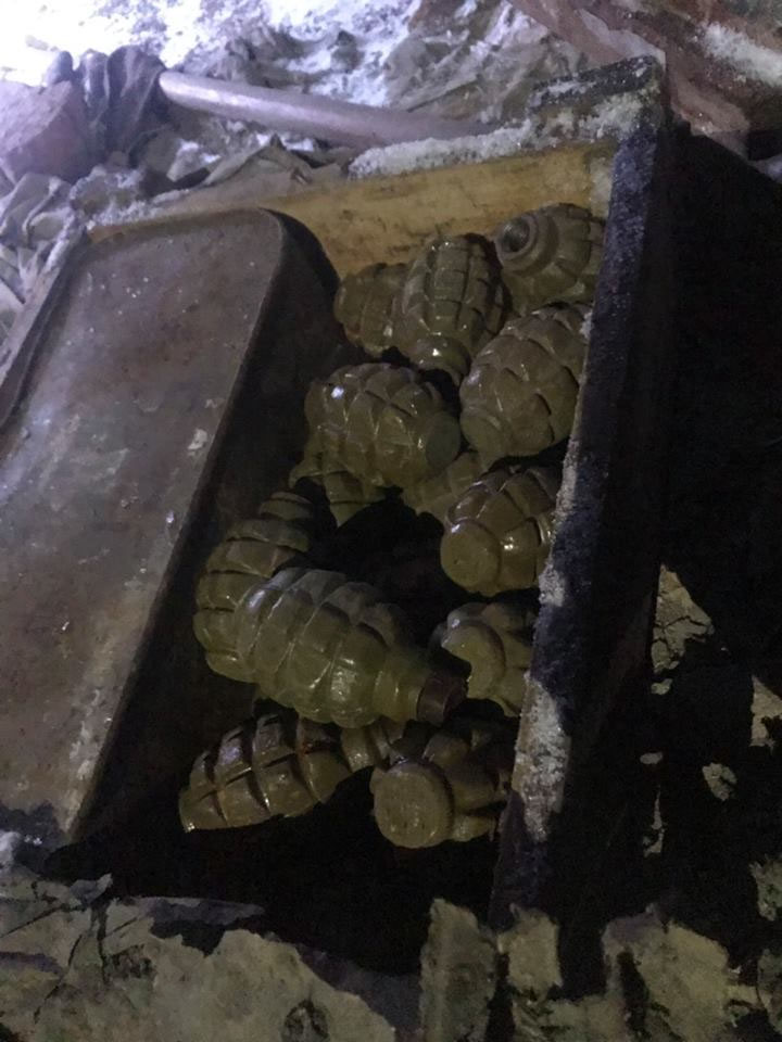 На чердаке дома в Торецке нашли внушительный арсенал (фото)