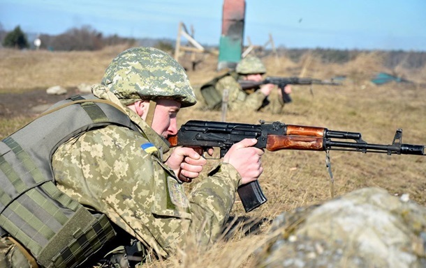 На Донбассе 35 обстрелов, ранены два бойца
