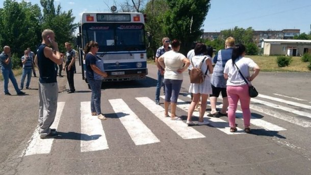 На Донетчине шахтеры перекрыли трассу из-за долга по зарплатам: фото