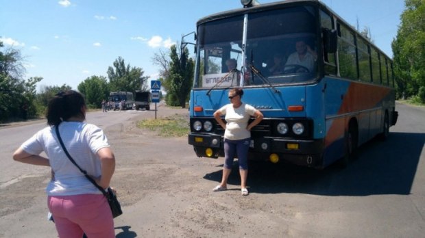 На Донетчине шахтеры перекрыли трассу из-за долга по зарплатам: фото