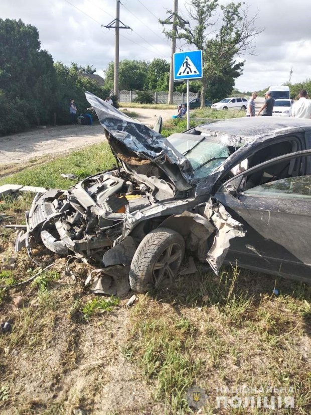 На Херсонщині легковик вїхав у людей на зупинці: є загиблі (фото)
