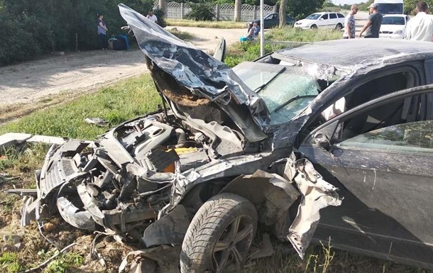 На Херсонщине авто влетело в остановку, две жертвы