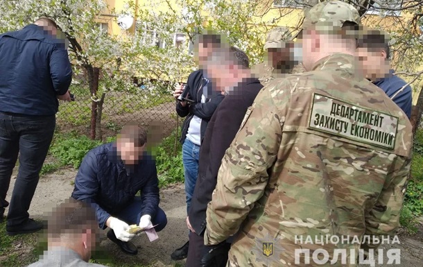На Львовщине два чиновника сдавали землю в аренду за взятки
