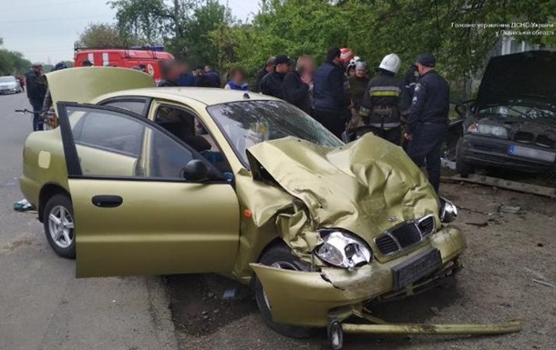 На Львовщине пять человек пострадали в столкновении двух авто