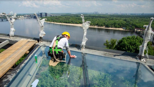 На мост Кличко установят антивандальное стекло: фото