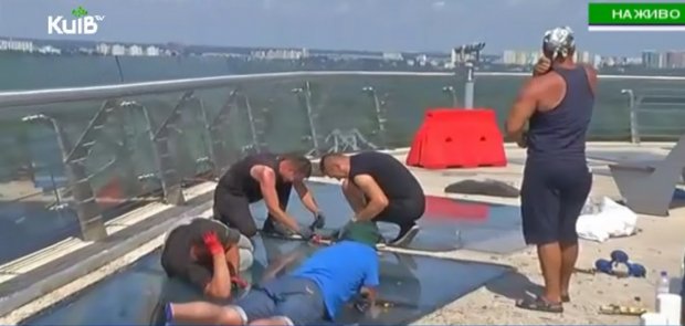На мост Кличко установят антивандальное стекло: фото