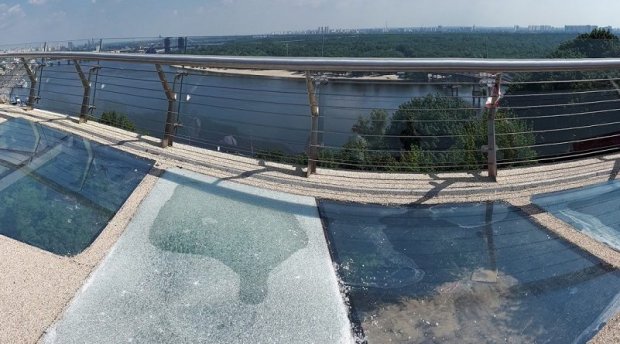 На мост Кличко установят антивандальное стекло: фото