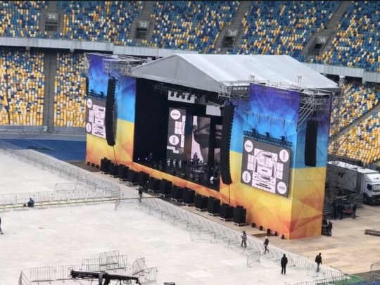 На Олимпийском установили две сцены для дебатов Порошенко и Зеленского: свежее видео