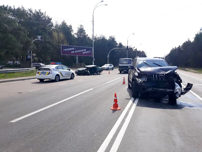 На Столичном шоссе в Киеве произошло лобовое ДТП: эксклюзивные фото с места аварии