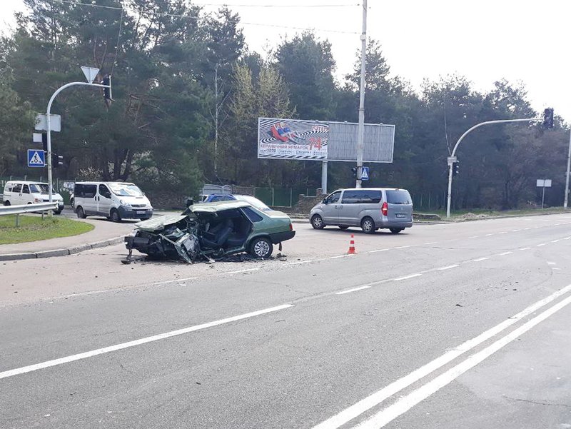 На Столичном шоссе в Киеве произошло лобовое ДТП: эксклюзивные фото с места аварии