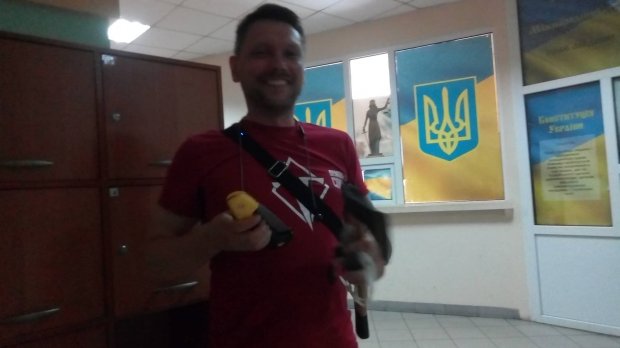 На суде над Трухановым начались столкновения, активист принес топор: фото