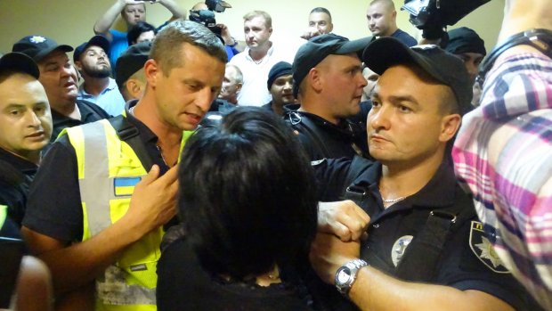 На суде над Трухановым начались столкновения, активист принес топор: фото
