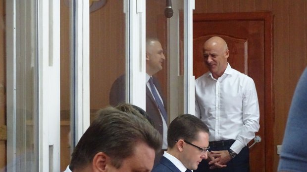 На суде над Трухановым начались столкновения, активист принес топор: фото