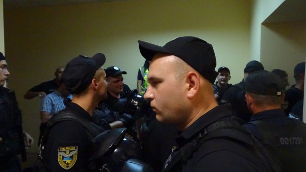 На суде над Трухановым начались столкновения, активист принес топор: фото