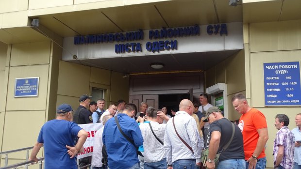 На суде над Трухановым начались столкновения, активист принес топор: фото