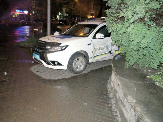 На вызов не успели: в Киеве полицейский Mitsubishi после столкновения вылетел на тротуар..