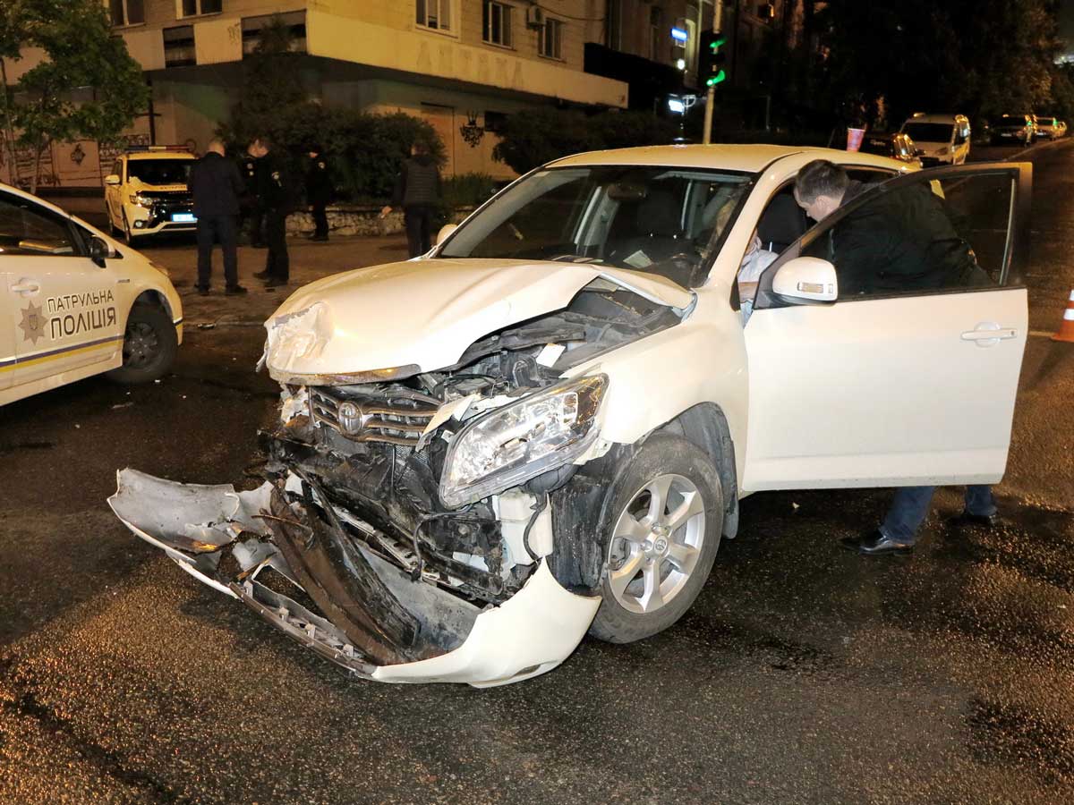 На вызов не успели: в Киеве полицейский Mitsubishi после столкновения вылетел на тротуар..